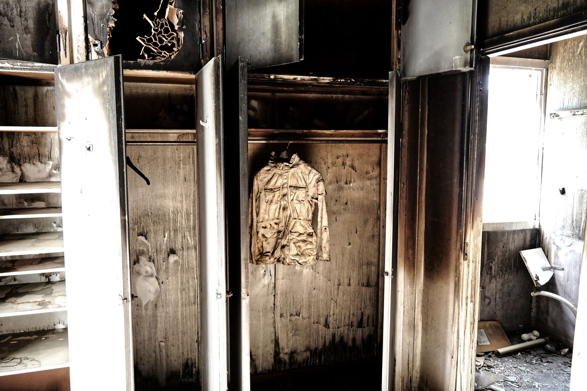 Russgeschwärzter Einbauschrank nach einem Brandschaden