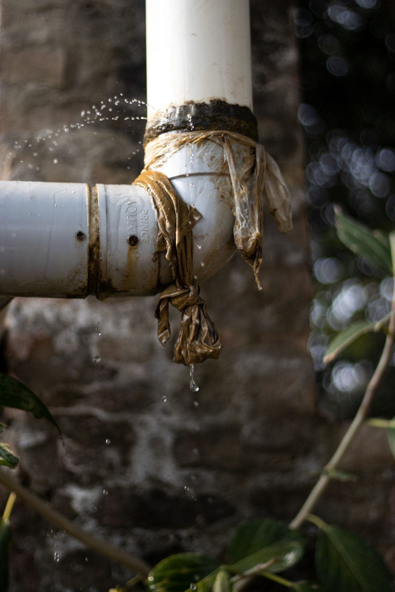 Undichtes Rohr mit austretendem Wasser