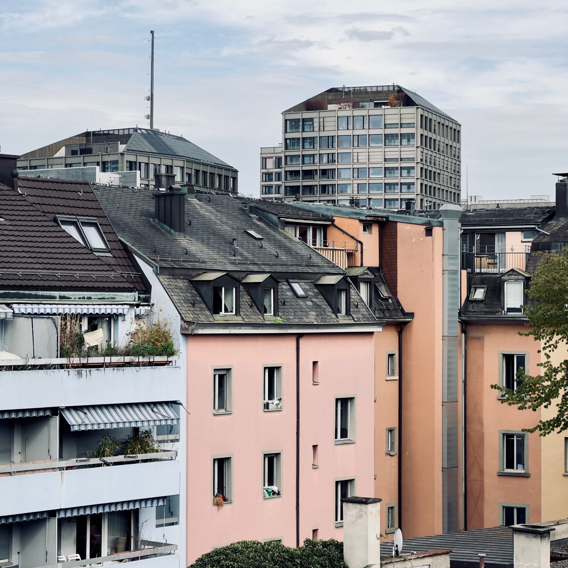 Mehrfamilienhäuser in einem Schweizer Wohnquartier