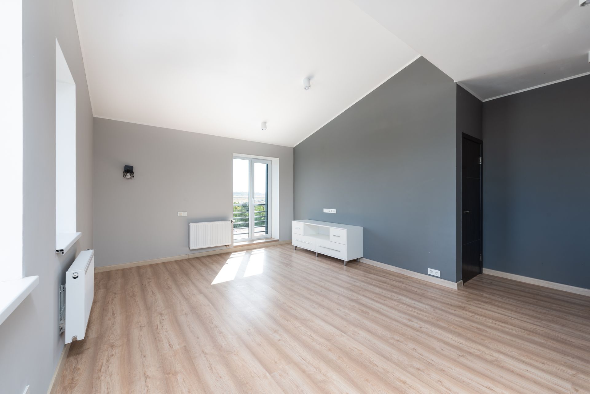 Leere, frisch gereinigte Neubauwohnung mit Parkettboden